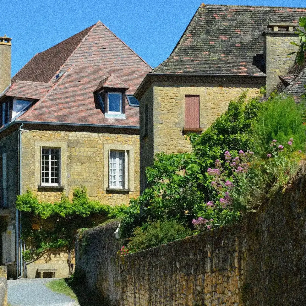 Maison en pierre vendue avec exonération de plus-value sur la résidence principale.