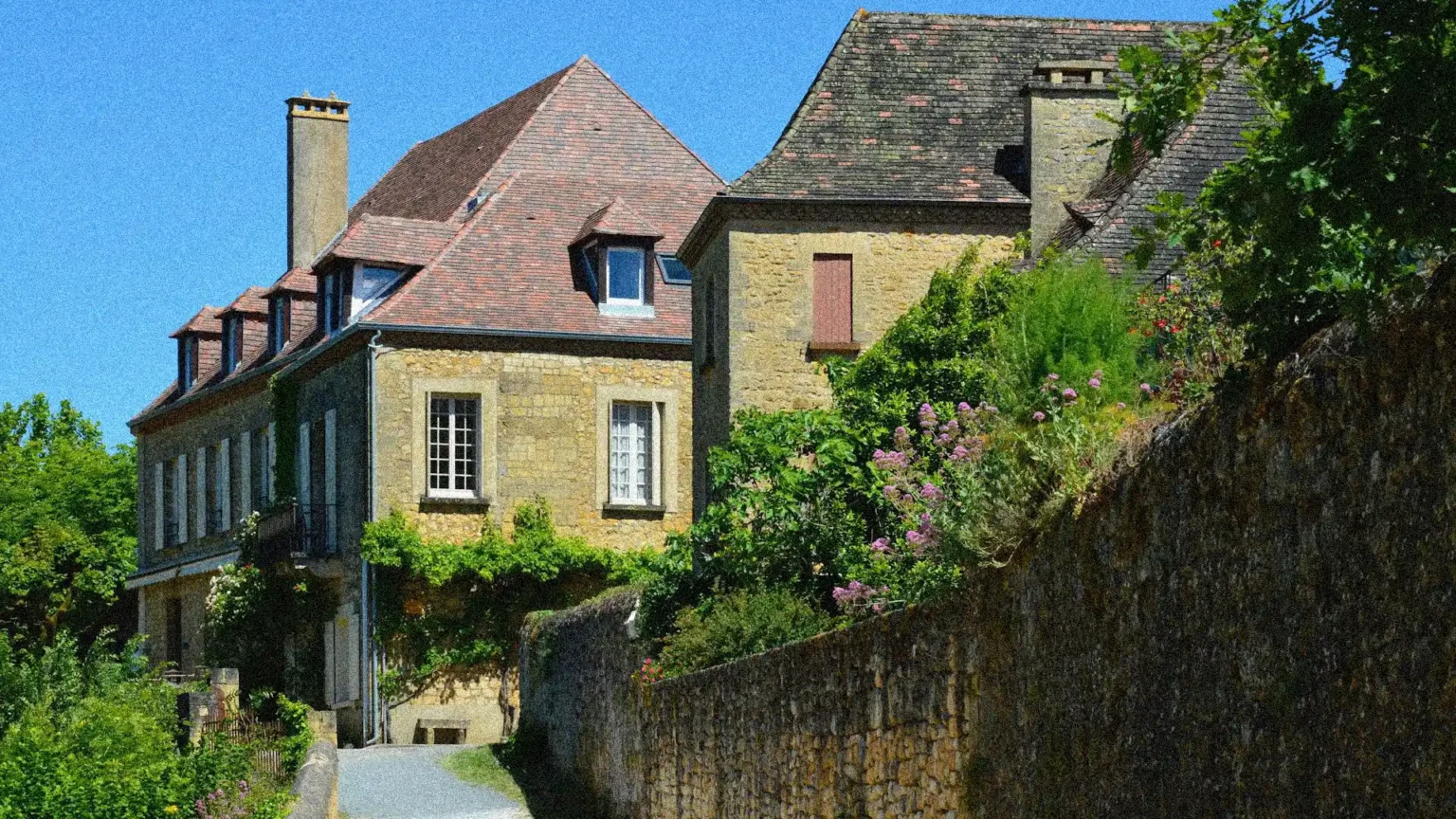Maison en pierre vendue avec exonération de plus-value sur la résidence principale.