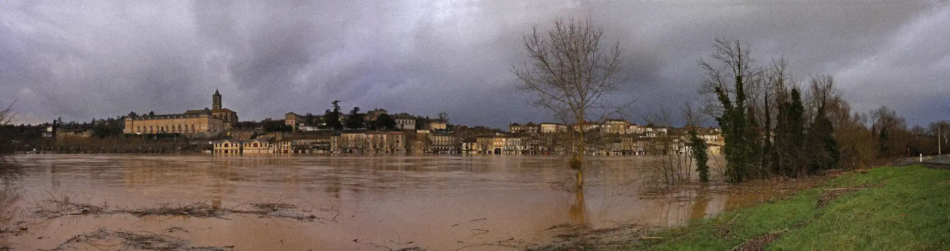 Vue panoramique de La Réole en Gironde lors d'une crue de la Garonne, avec les quais et les habitations au bord de l'eau