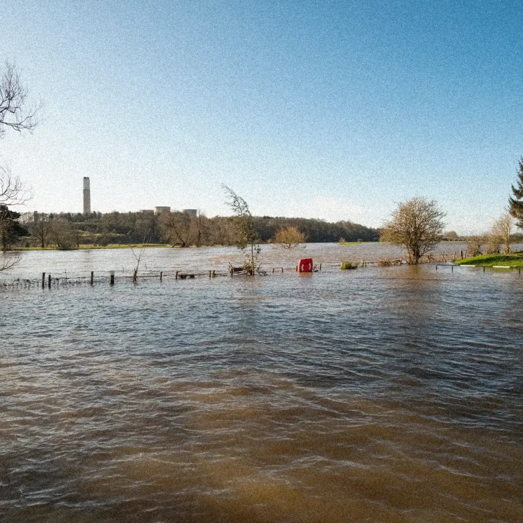 Crue d'une rivière en Gironde avec des terrains submergés par les eaux de couleur brune