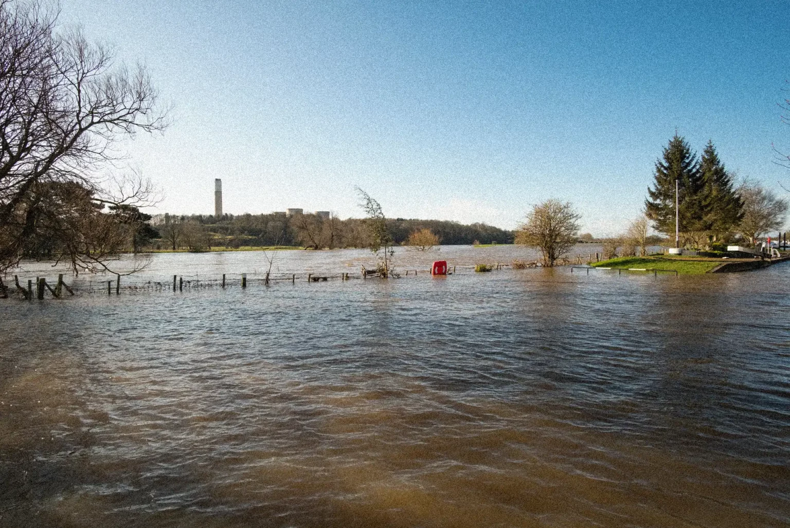 Crue d'une rivière en Gironde avec des terrains submergés par les eaux de couleur brune