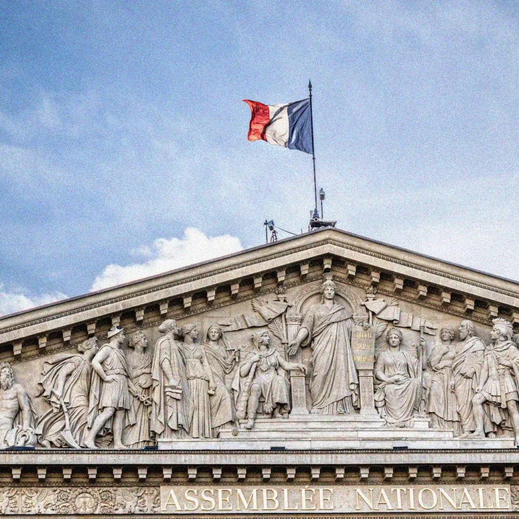 Fronton de l'Assemblée nationale avec drapeau français – loi de finances 2026 patrimoine