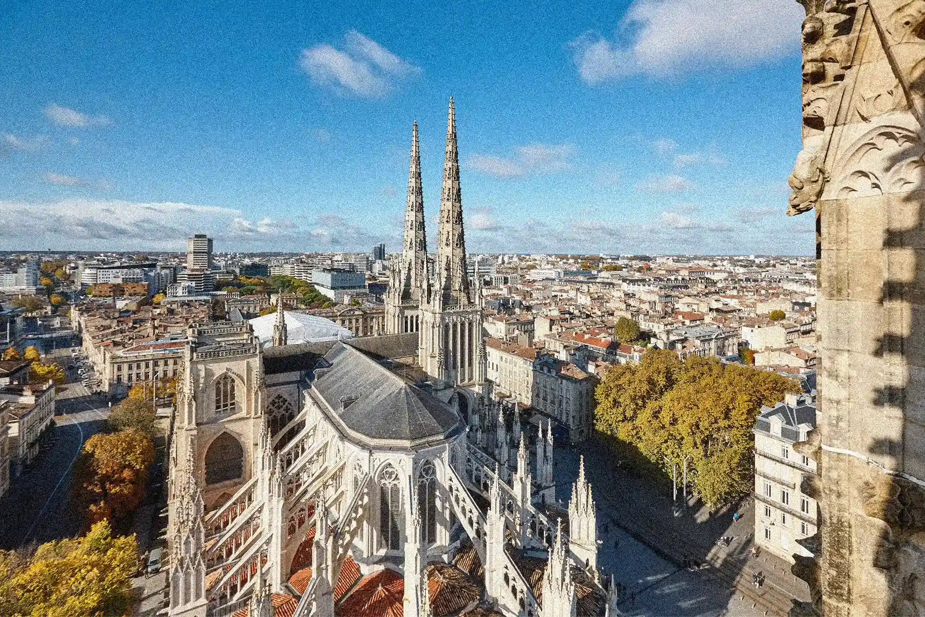 Vue aérienne de Bordeaux et de la cathédrale Saint-André, marché immobilier Bordeaux 2026