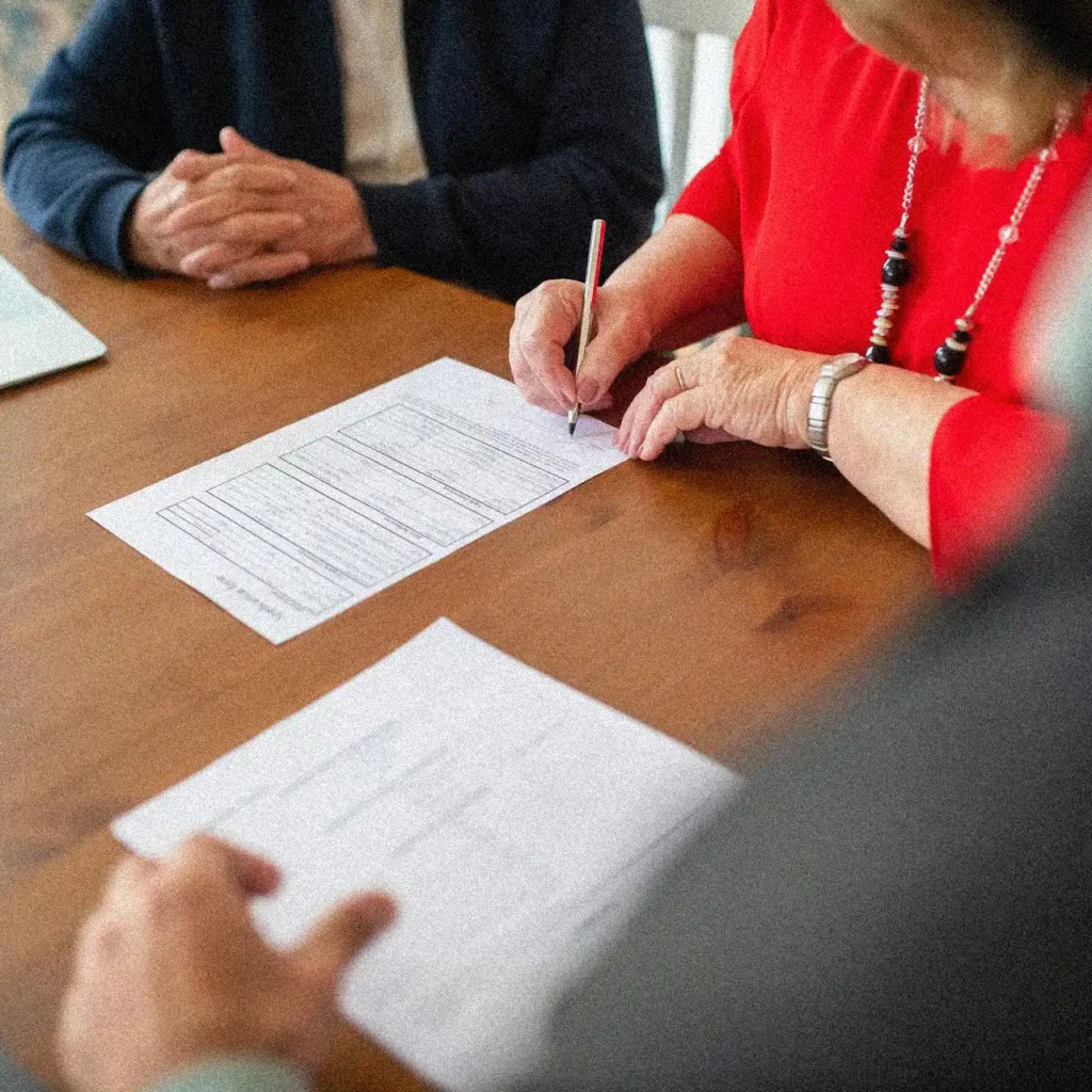 Balise alt : Signature d'un acte notarié dans le cadre d'une transmission d'entreprise en famille