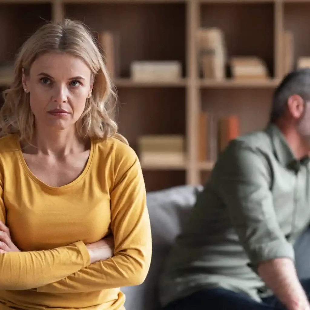 Notaire assistant un couple lors d'une procédure de divorce à Bordeaux.