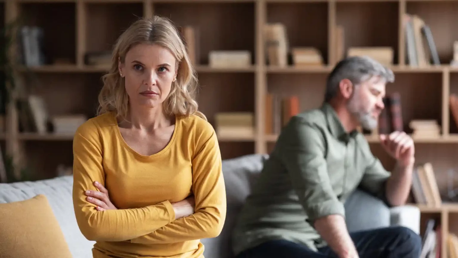 Notaire assistant un couple lors d'une procédure de divorce à Bordeaux.
