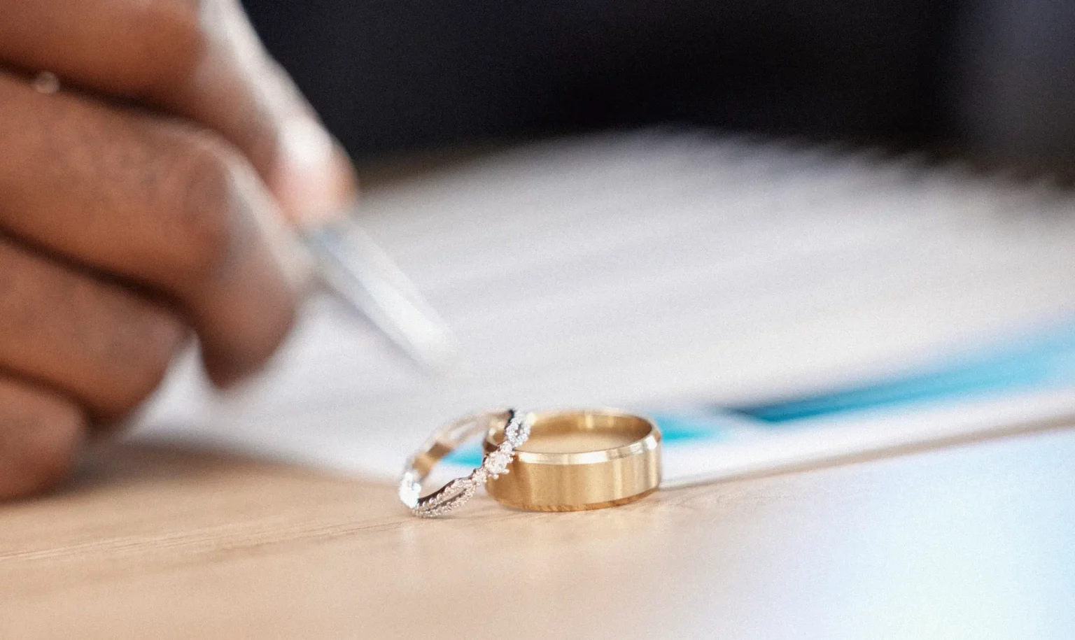 Alliances posées sur un document en cours de signature lors d'une procédure de divorce